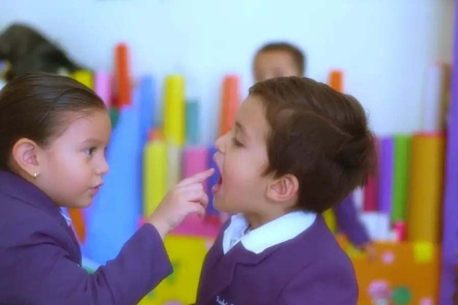 ersonal de limpieza desinfectando superficies y juguetes en el aula siguiendo protocolos de higiene.